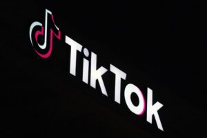 Zoomers Discover The Little Red Book as TikTok Faces Closure 24