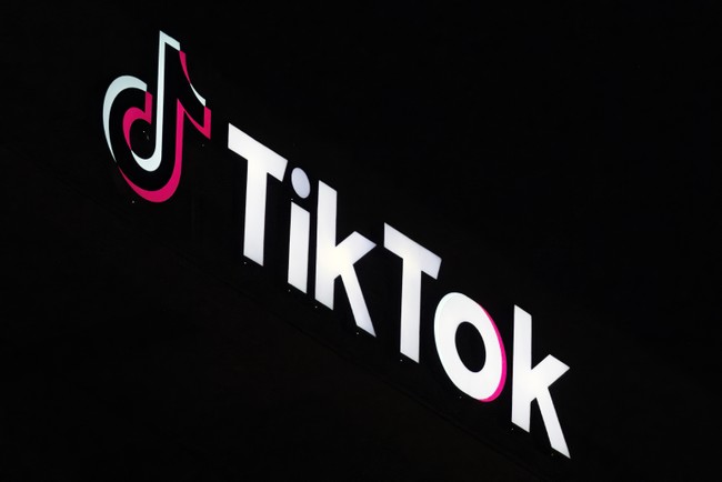 Zoomers Discover The Little Red Book as TikTok Faces Closure 1