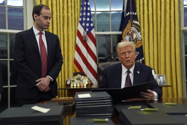 BREAKING: Trump Signs Clemency Action for 1500+ J6 ‘Hostages' 7