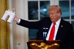 Trump Announces Plans For The 'Arc De Trump' 8